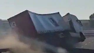 Una imagen del vídeo en el momento del vuelco del camión.
