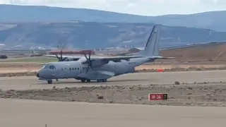 Un avión aterriza en el aeropuerto durante las maniobras.