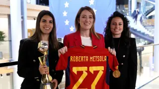 La presidenta del Parlamento europea Roberta Metsola junto a las jugadoras de la selección femenina española de fútbol, Ivana Andres y Alba Redondo, con la copa del Mundo en el Parlamento europeo.