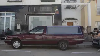 Un coche fúnebre aparcado en la calle (y con ataúd) siembra la discordia en Vélez-Málaga