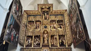 Altar mayor de San Pablo, obra de Damián Forment, flanqueado por las grandes puertas abatibles.