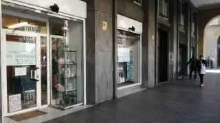 Cierre de la tienda de decoración Isana y la papelería SB en el paseo de la Independencia de Zaragoza.