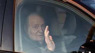 El Rey emérito Juan Carlos I saluda a su llegada a Sanxenxo este miércoles.