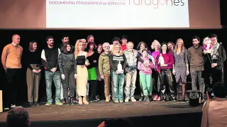 Foto de familia de los premios a los mejores documentales en aragonés.