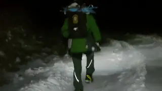 Un agente de la Guardia Civil se dirige a pie al lugar donde habían quedado atrapados los ocupantes de un vehículo en el Pico del Buitre de Javalambre.