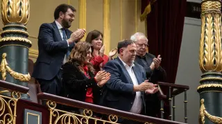 La consejera de la Presidencia del Govern de la Generalitat de Cataluña, Laura Vilagrà (1i) y el presidente de ERC, Oriol Junqueras (c), junto a otros diputados de ERC, aplauden tras quedar aprobada la Ley de amnistía