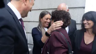 La portavoz de Junts en el Congreso, Miriam Nogueras saluda a la diputada de ERC Pilar Vallugera, a la salida del Congreso de los Diputados tras quedar aprobada la Ley de amnistía.