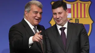 El vicepresidente Eduard Romeu (d), máximo responsable del área económica del FC Barcelona, junto al presidente del club, Joan Laporta
