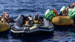 Una embarcación hinchable en la que fueron rescatados 25 migrantes por el barco Ocean Viking de la organización SOS Mediterráneo.