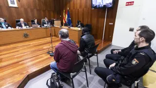 Yacouba K., a la derecha de su intérprete, durante el juicio por agresión sexual celebrado este jueves en la Audiencia de Zaragoza.