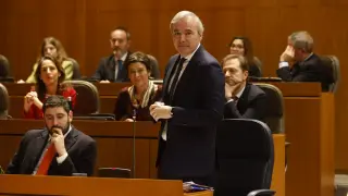 El presidente aragonés, Jorge Azcón, en la sesión de control al Gobierno en el pleno de las Cortes de Aragón.