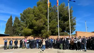 Concentración de funcionarios de la prisión de Zuera en la entrada en protesta por el asesinato de una compañera en una prisión de Tarragona.