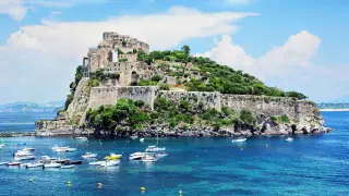El Castello Aragonese es una de las fortificaciones medievales más bonitas del mundo