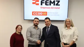 Los firmantes del acuerdo del convenio del comercio del Metal en la FEMZ.