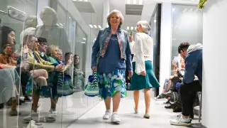 Desfile de moda sostenible protagonizado por mujeres mayores.