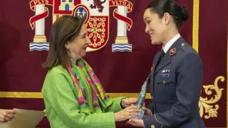 La ministra de Defensa, Margarita Robles (i), entrega el galardón 'Soldado Idoia Rodríguez Mujer en las Fuerzas Armadas' a la comandante piloto Lourdes Losa durante una ceremonia en Madrid
