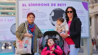 Rebeca, a la derecha, con su sobrina en brazos y su hija Sara, afectada por el síndrome de Rett, y Fina Roselló.