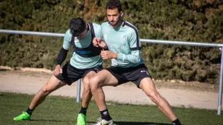 Miguel Loureiro e Iván Martos comparten ejercicio ayer en la Base Aragonesa de Fútbol.