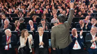 Zapatero aplaude a Illa en el acto del PSC en Barcelona