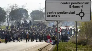GRAFCAT1390. BRIANS (BARCELONA), 15/03/2024.- Grupos de funcionarios de prisiones bloquean desde primera hora de la mañana los accesos a los centros penitenciarios de Can Brians, así como otras cárceles catalanas, en protesta por el asesinato de una cocinera de la prisión de Mas d'Enric, en El Catllar (Tarragona), y para pedir mayores medidas de seguridad y que cese la cúpula penitenciaria. EFE/Enric Fontcuberta