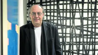 José Ignacio Latorre, Doctor en Teoría de la Cromodinámica cuántica de las partículas, antes de pronunciar la conferencia sobre Ética e Inteligencia Artificial en el Patio de la Infanta de Fundación Ibercaja.