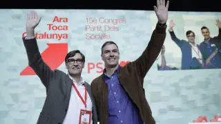 El primer secretario del PSC y candidato a las elecciones catalanas, Salvador Illa, y el secretario general del PSOE y presidente del Gobierno, Pedro Sánchez.