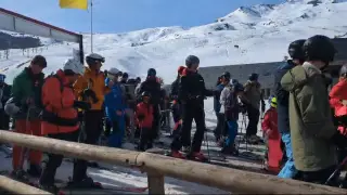 El Rey hace fila como uno más para esquiar otra vez este domingo en Formigal