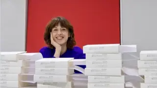 Irene Vallejo, junto a varias pilas de edición en japonés de 'El infinito en un junco'.