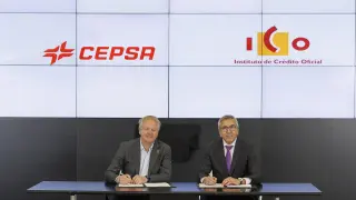 El consejero delegado de Cepsa, Maarten Wetselaaar, y el presidente del ICO, José Carlos García de Quevedo