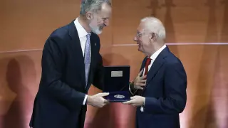 El rey Felipe VI entrega el Premio Reino de España a la Trayectoria Empresarial al cofundador y presidente de Mango, Isak Andic (d), este lunes, en el recinto IESE Campus Norte de Barcelona
