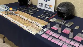 Incautados relojes de lujo robados, pastillas de droga sintética MDMA cocaína rosa y 3.500 euros en efectivo.