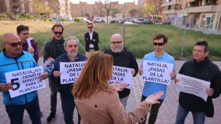 Los representantes sindicales, este lunes, frente a Natalia Chueca, en el Actur
