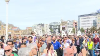 Miles de personas se manifiestan en San Sebastián junto a artistas vascos en apoyo a Palestina