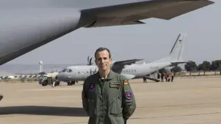 El coronel Gonzalo Fernández, jefe del Centro de Trasnporte Aéreo Táctico Europeo, en la Base de Zaragoza duranta el curso que realizan 180 militares de seis países.