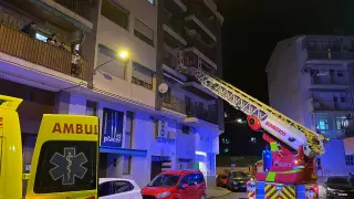 Los bomberos accedieron al domicilio del fallecido por la ventana