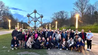 Los vecinos de Fuendetodos desplazados a Bruselas posan ante el Atomium.