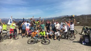 Participantes en la bicicletada contra la línea Laluenga-Isona, en el Coll de Montllobar.