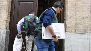 Agentes de la UCO salen de la vivienda de Luis Rubiales, expresidente de la Federación Española de Fútbol.