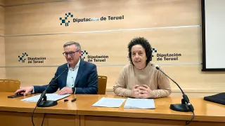 El presidente de la DPT, Joaquín Justre, y la delegada de Cooperación, Carmen Maorad.