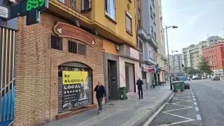Exterior del mercado, con el cartel que anuncia su arrendamiento, en su salida a la avenida de Goya.