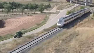 Un tren circula por la línea entre Calamocha y Monreal del Campo.