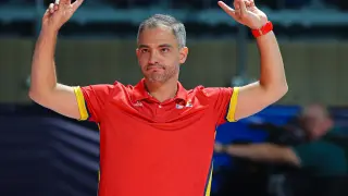 Miguel Rivera da instrucciones durante un partido de la selección española de voleibol.