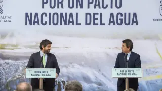 El presidente de Murcia, Fernando López Miras (i), y el de la Comunidad Valenciana, Carlos Mazón (d), firman un manifiesto conjunto para reivindicar un Pacto Nacional del Agua.