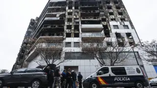 Los peritos de las compañías aseguradoras acceden al edificio incendiado del barrio de Campanar de València