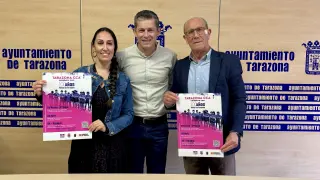Moreno, Docando y Terrado con el cartel de iniciativas de la ACT con motivo del centenario del fútbol en Tarazona