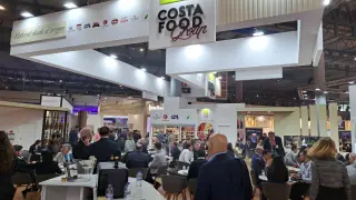 Numerosa asistencia en el expositor del grupo cárnico aragonés Costa, durante su participación en la feria Alimentaria de Barcelona.
