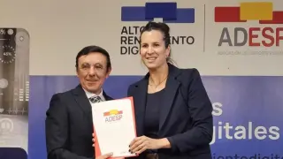 La directora general de Deporte, Cristina García, recibe las becas de ADESP.