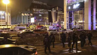 Imágenes de los momentos posteriores al atentado del EI en Moscú y de la investigación.