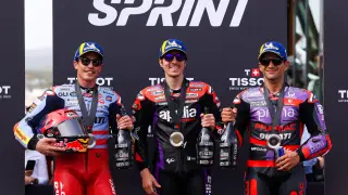 Maverick Viñales (en el centro), de Aprilia, Marc Márquez y Jorge Martín, ambos de Ducati, celebrando el resultado en el pódium tras el Gran Premio de Portugal