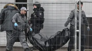 Operarios sanitarios cargan con uno de los cuerpos de las víctimas del tiroteo en la sala de conciertos del Crocus City Hall en Krasnogorsk